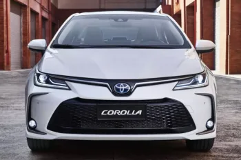 Toyota lança Corolla GLi híbrido por cerca de R$ 189 mil para encarar BYD King e mira taxistas, PCDs e frotistas em 2025