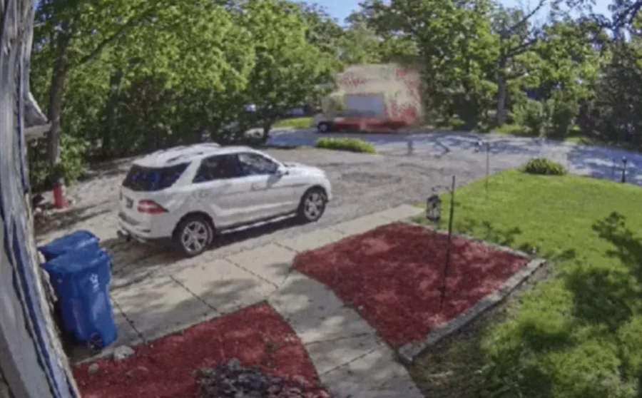 Caminhão explode em Chicago e danifica quatro casas em Addison, motorista tem ferimentos leves