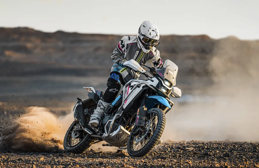 CFMoto estreia no Brasil com 450MT e 300NK, prometendo rivalizar com Honda e Yamaha com mais tecnologia e menor preço