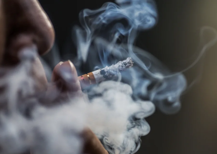 Está proibido fumar em praias, parques e áreas perto de escolas na França