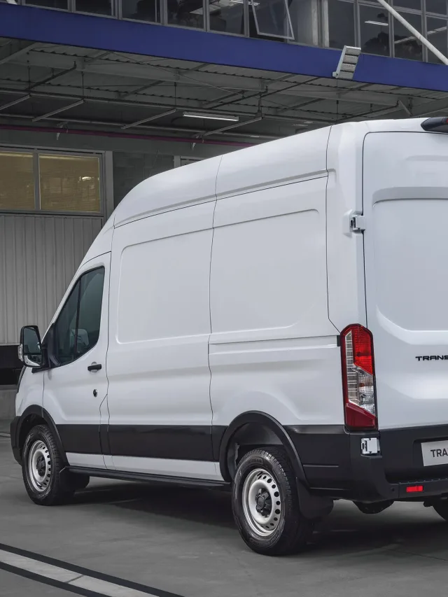 Ford apresenta Transit 2026 com foco em carga e fretamento