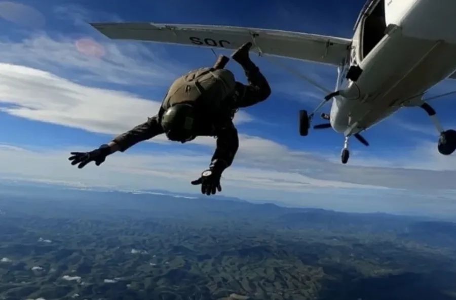 Militar morre durante salto de paraquedas em operação do Exército em Goiás