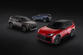 Novo Toyota RAV4 2025 / 2026 estaciona pelo celular e antecipa eletrônica do futuro Corolla Cross