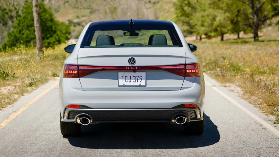 O consumo é de 9,9 km/l na cidade e 12,2 km/l na estrada, garantindo boa autonomia de até 610 km com tanque de 50 litros, equilibrando desempenho e eficiência em percursos mistos.