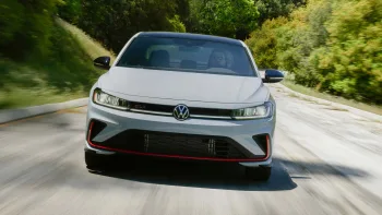 Volkswagen Jetta GLI 2026 é flagrado em testes e será o próximo esportivo da marca no Brasil