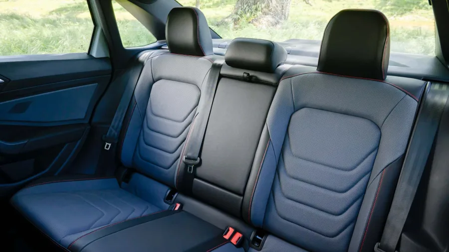 Com cinco lugares e porta-malas de 510 litros, o Jetta GLI oferece bancos de couro ventilados, teto solar panorâmico, oito airbags e central multimídia com espelhamento e carregador por indução.