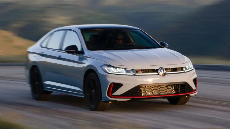 Volkswagen Jetta GLI 2026 é flagrado em testes e será o próximo esportivo da marca no Brasil