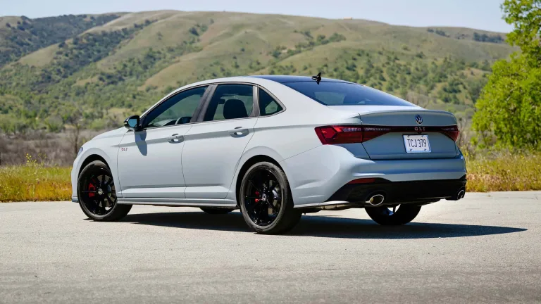 Volkswagen Jetta GLI 2025 chega ao Brasil com 230 cv, câmbio DSG e estreia em Barretos