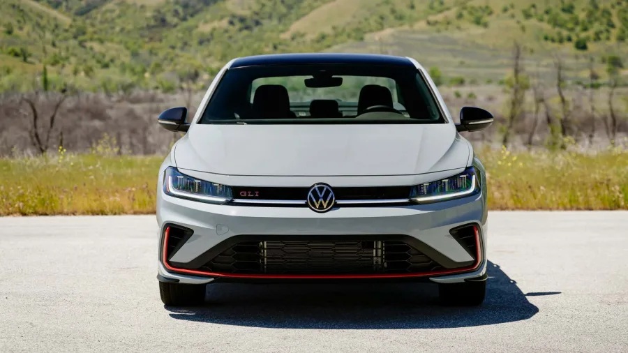 Volkswagen Jetta GLI 2.0 TSI 2025 é um sedã médio voltado a quem busca desempenho com conforto e tecnologia, ideal para viagens longas e uso diário com prazer ao dirigir.