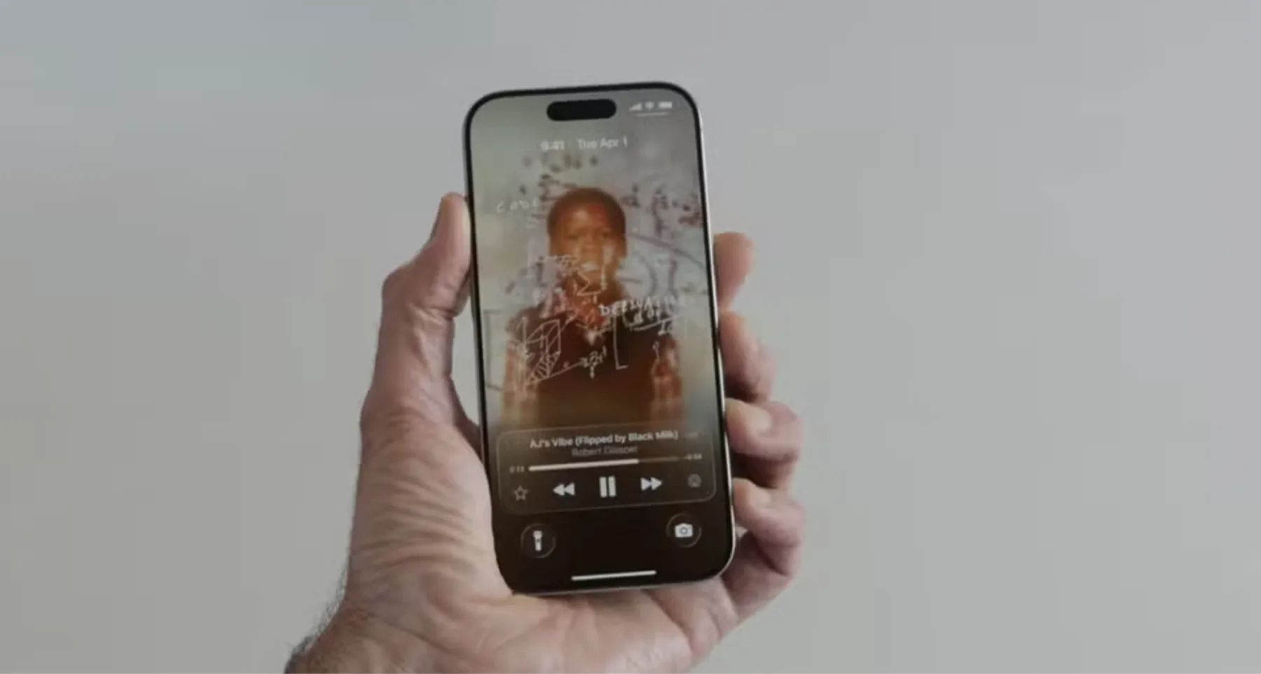 Entre os recursos mais inovadores do Apple Intelligence estão a tradução ao vivo de chamadas telefônicas e mensagens, a triagem de ligações com base em correio de voz e o reconhecimento automático de eventos para agendamento inteligente.