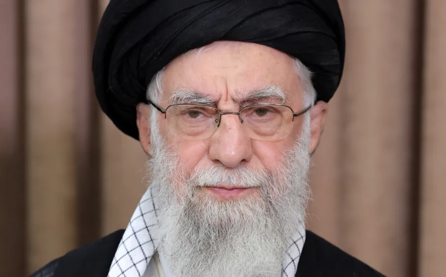 Ali Khamenei: Quem é o atual aiatolá? Líder supremo do Irã mantém poder total após 35 anos no comando