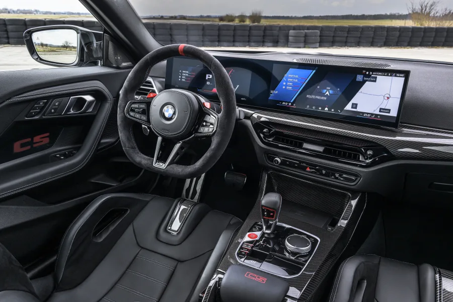 O sistema BMW iDrive 8.5 domina o painel com duas telas, controle do ar digital, conectividade total e modos configuráveis via botão M Setup no console.