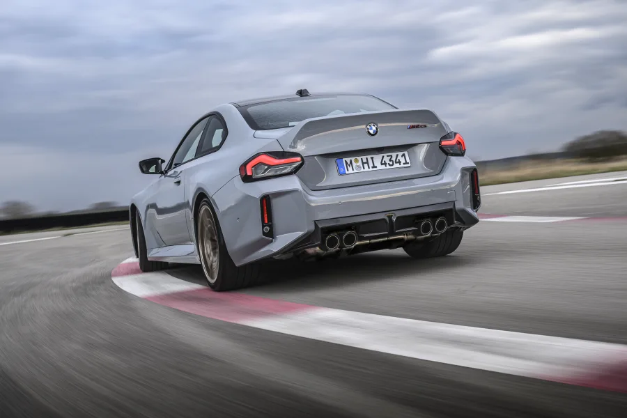 Fabricado no México, o M2 CS combina exclusividade com engenharia refinada. Traz peças de carbono, rodas especiais e freios com opção de discos cerâmicos.