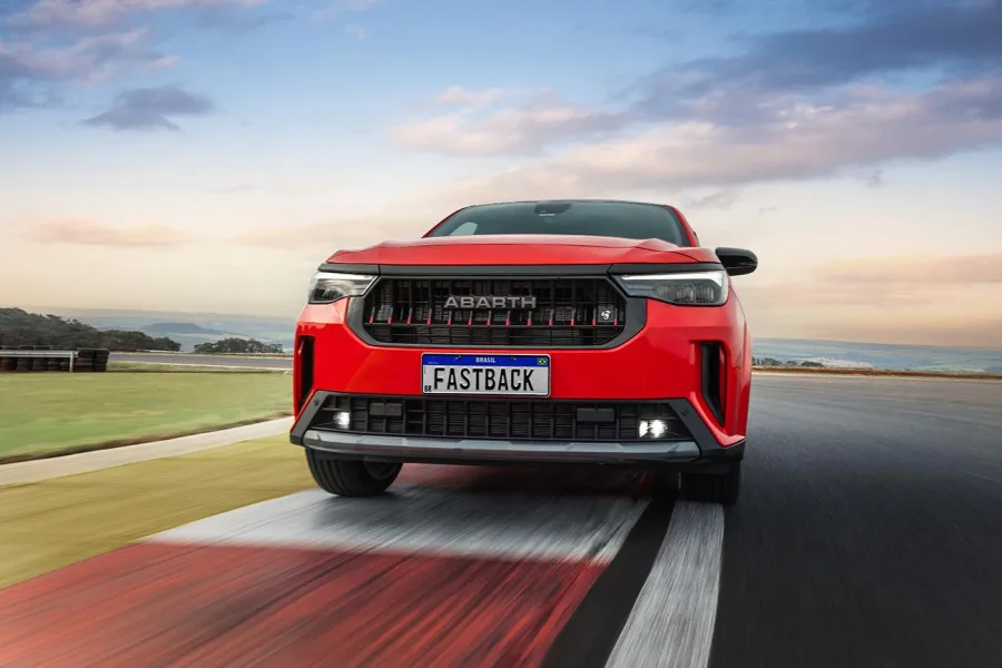 Fiat Fastback 2026 estreia com novo visual, teto panorâmico e parte de R$ 120 mil