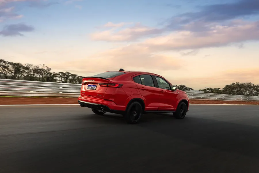 A linha Abarth do Fastback também muda: a grade frontal perdeu o escudo da marca, que foi substituído pela inscrição “Abarth” em destaque.