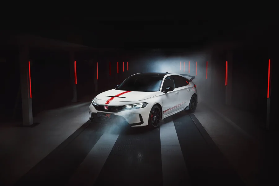 O modelo especial vem na clássica cor Championship White, com detalhes vermelhos, teto preto e elementos de fibra de carbono no spoiler e nas saias laterais.