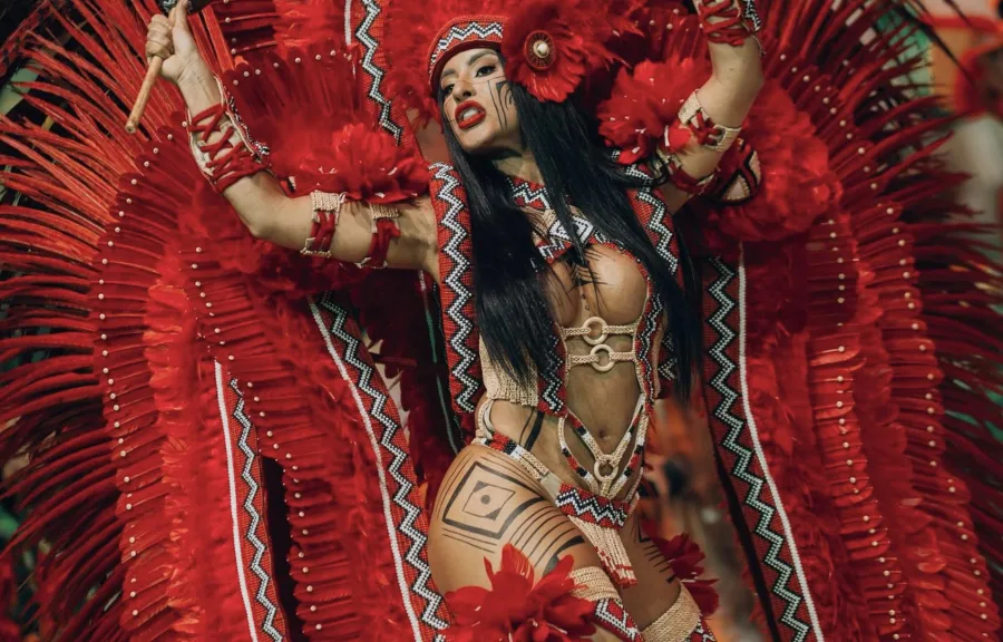 Isabelle Nogueira comemora título do Boi Garantido e rouba a cena no Festival de Parintins 2025