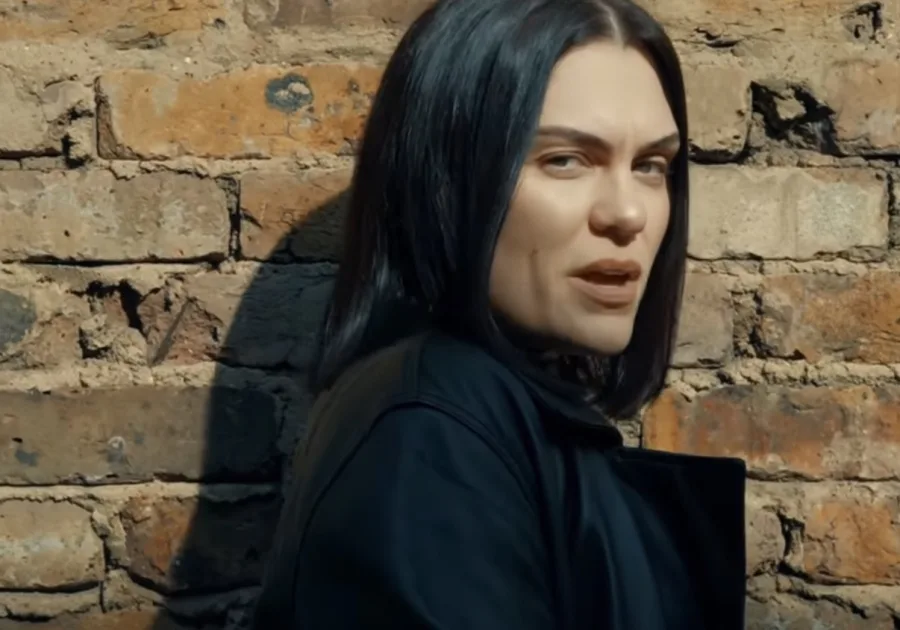 Jessie J faz show emocionante antes de pausa para tratamento contra câncer de mama