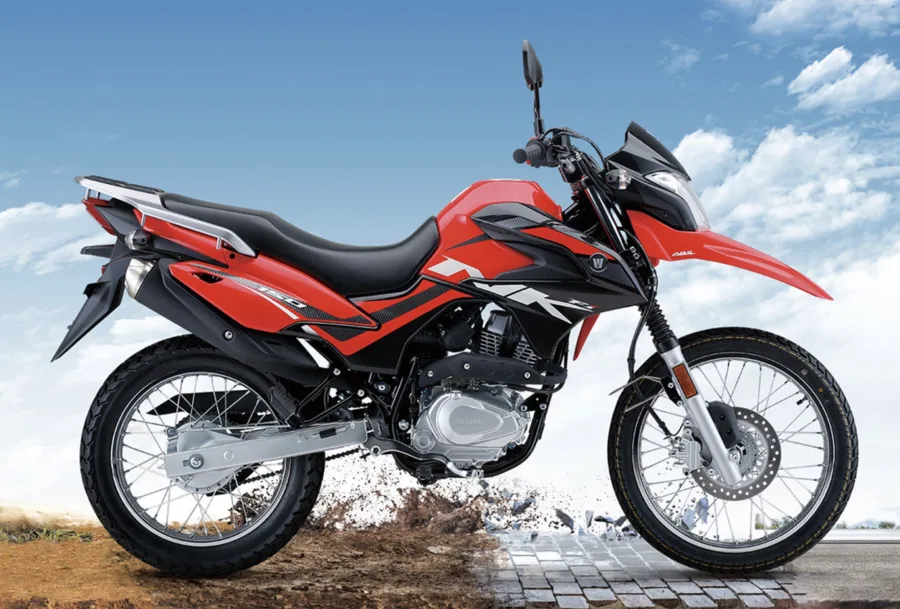 A NK 150 chegou ao Brasil em 2022 e cresceu em 2025, com motor derivado da DR 160, freio ABS, painel digital e acabamento refinado que desafia a Bros e a Crosser.