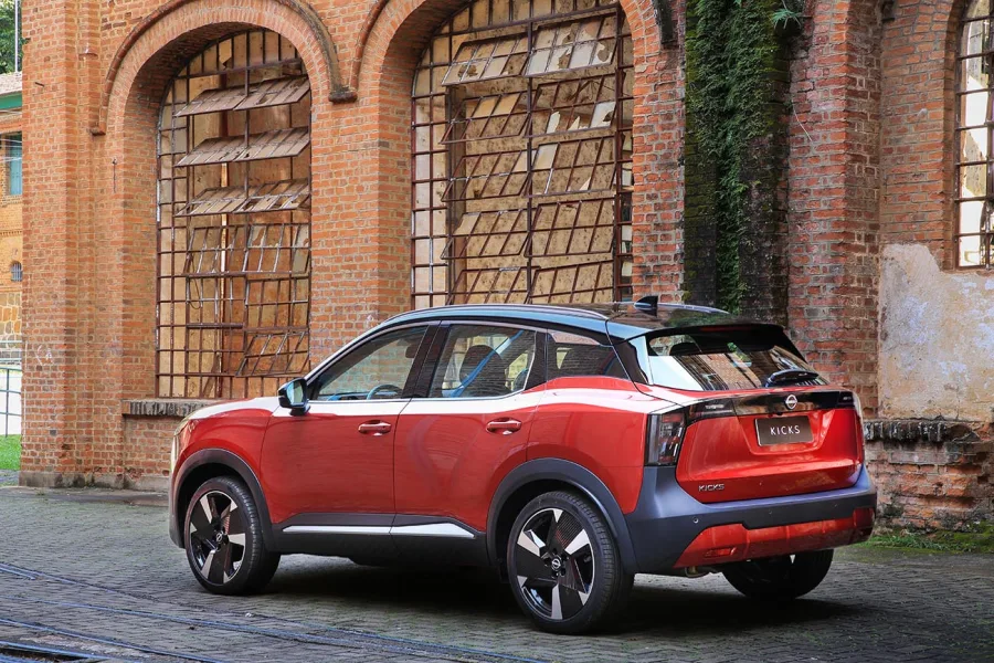O novo design do Nissan Kicks 2026 adota linhas mais retas, frente ampla com faróis afilados e traseira com lanternas verticais, reforçando a identidade global da marca.