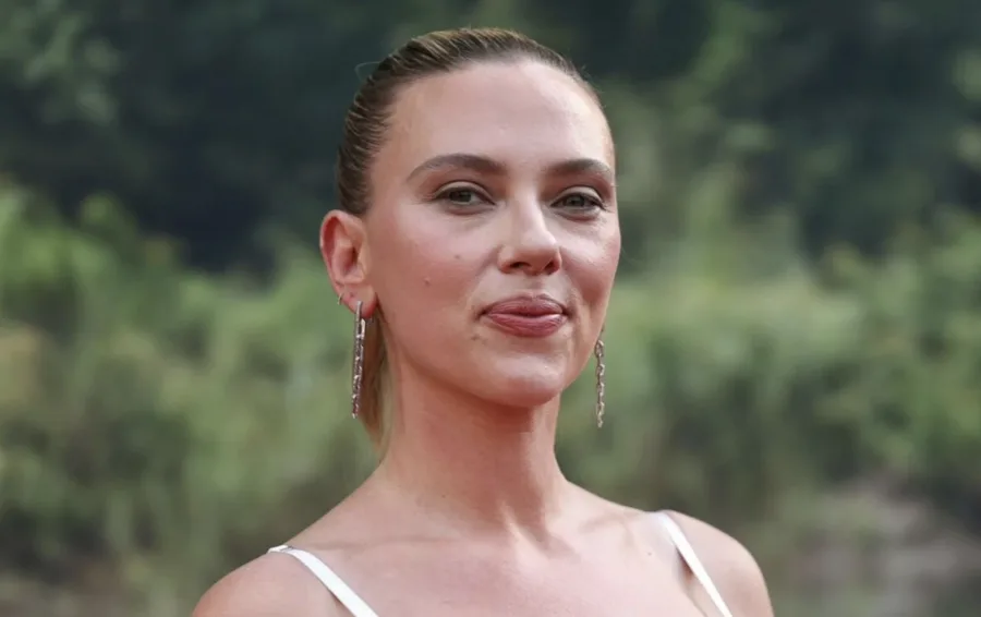 Beijo de Jonathan Bailey e Scarlett Johansson viraliza em estreia de Jurassic World: Rebirth