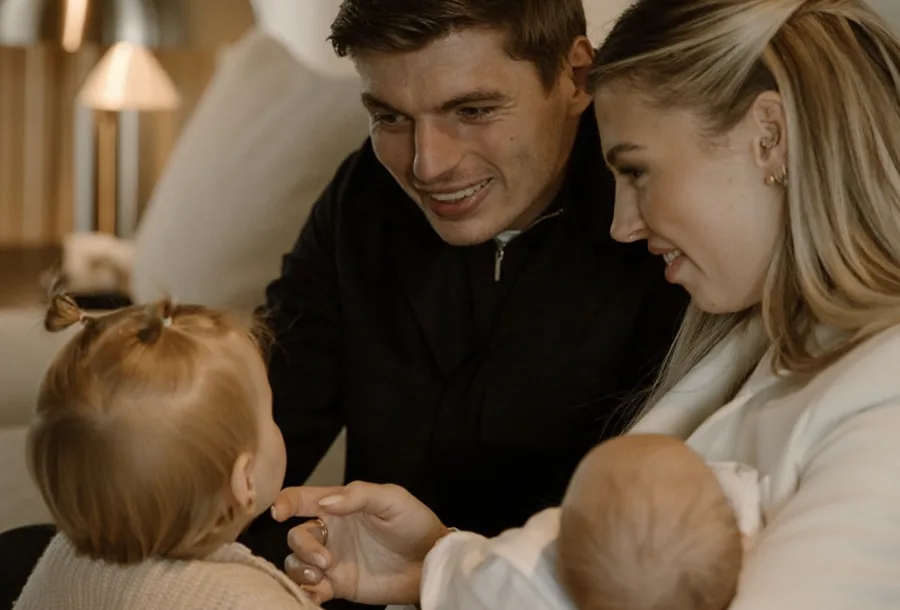 Verstappen surge em fotos raras com Kelly Piquet e filha durante pausa na temporada da F1