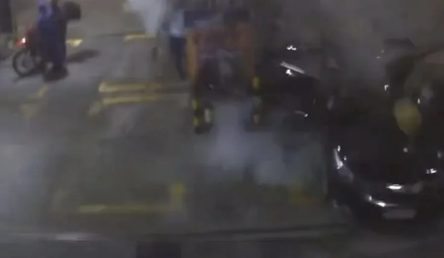 Vídeo mostra momento exato em que carro explode em posto de gasolina; motorista morreu