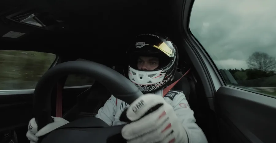 O piloto Benny Leuchter conduziu o modelo com rodas forjadas e pneus semi-slick, projetado com foco em pista, mantendo as especificações do carro que será vendido.