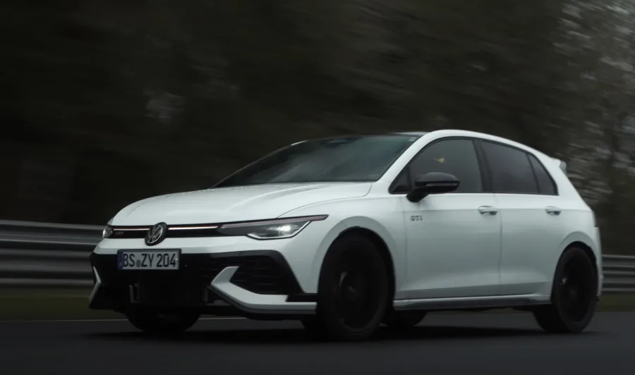 A edição especial antecipa as comemorações dos 50 anos do GTI, que serão celebradas em 2026, consolidando o modelo como referência no portfólio esportivo da marca.