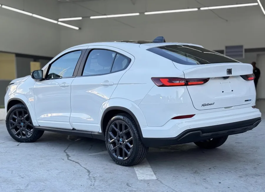 Fastback 2026 é flagrado antes do lançamento com nova grade e teto panorâmico; veja as fotos