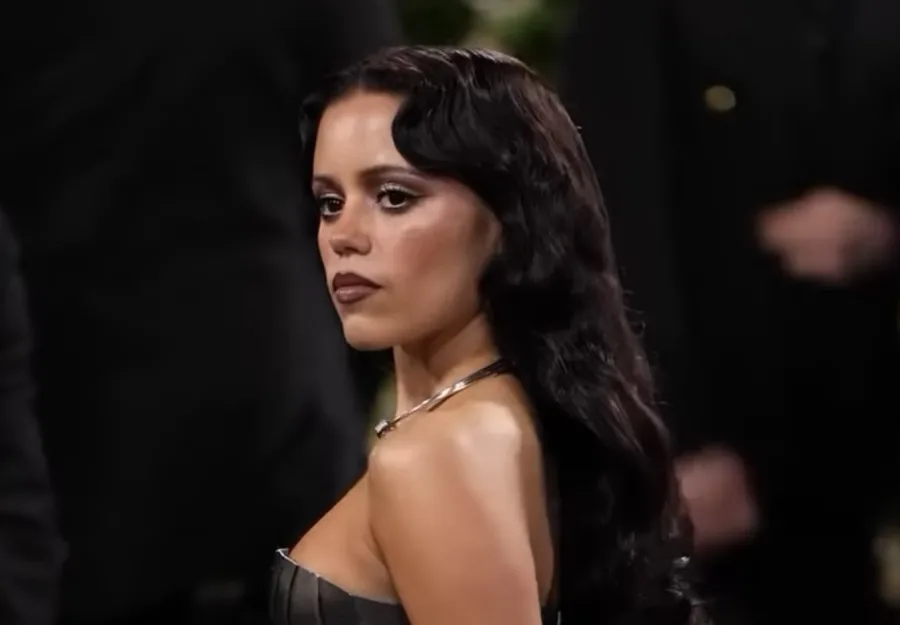 Jenna Ortega revela os bastidores do papel de Wandinha e os desafios no set de filmagens.