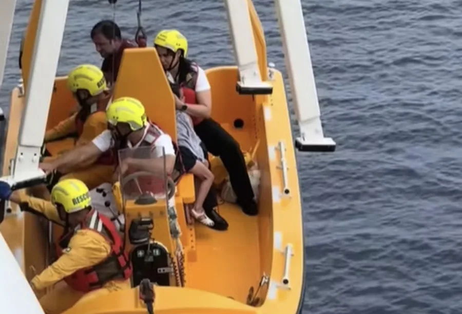 VÍDEO: Criança cai de navio Disney; pai se joga no mar para salvar filha