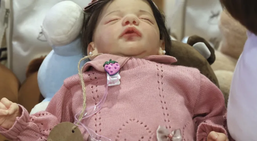 Homem agride bebê de 4 meses durante discussão por lugar em fila; preso afirmou que confundiu com boneca reborn