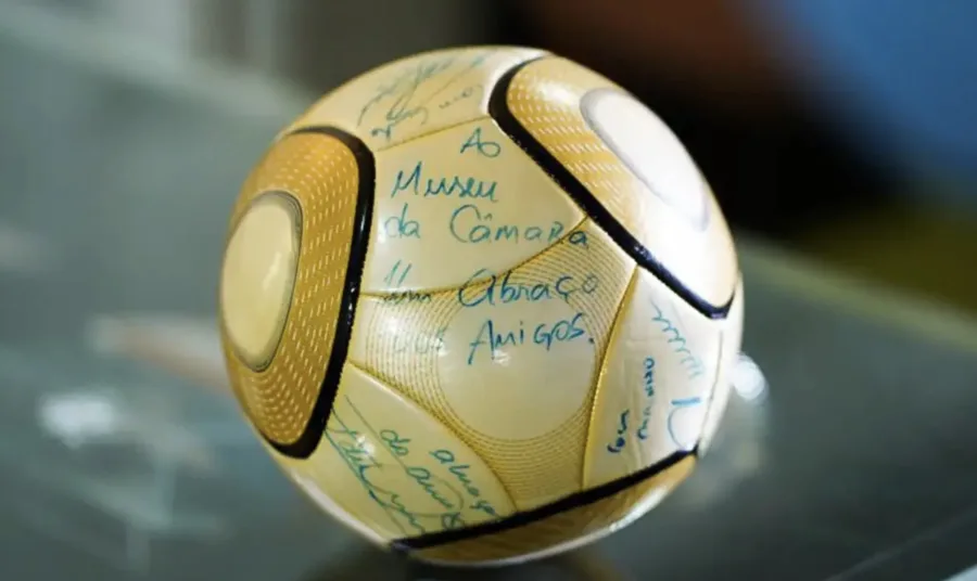 Alexandre de Moraes votou: Réu que furtou bola de Neymar na Câmara pode pegar 17 anos