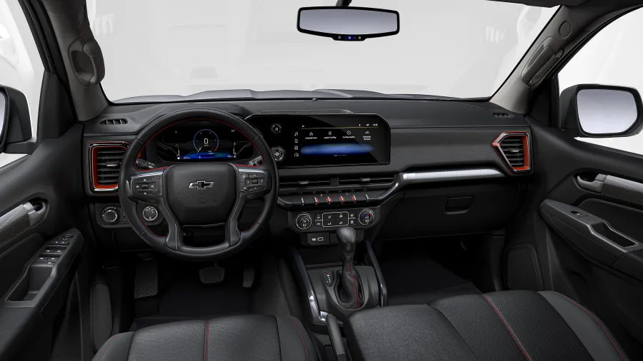 O interior da Chevrolet S10 2026 une funcionalidade e refinamento. Painel digital, central MyLink de 11″, ar digital, carregador por indução e acabamento em couro, tudo com visual moderno e robusto.