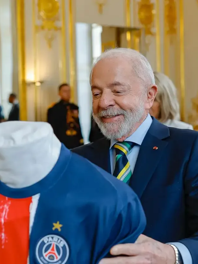 Lula ganha camisa do PSG e já cobra Macron sobre acordo com Mercosul