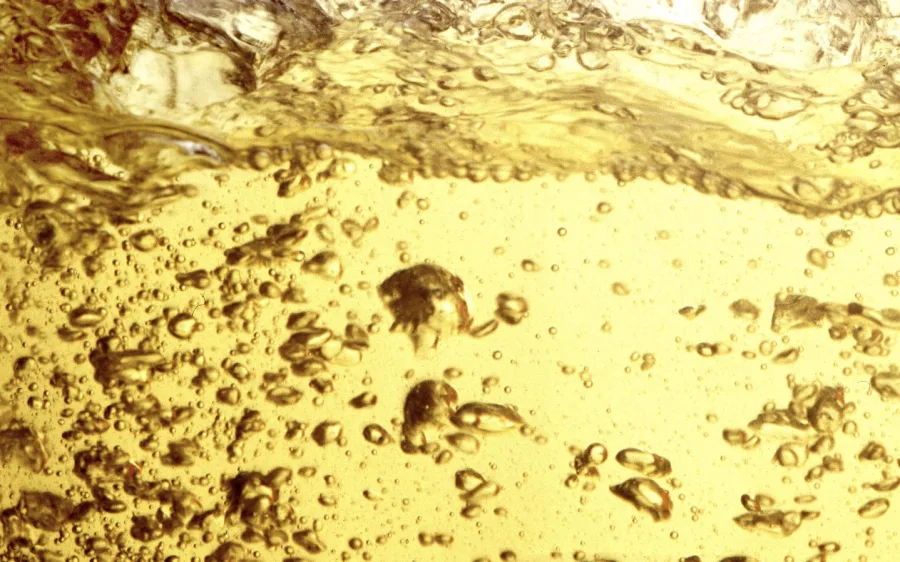 Petrobras reduz preço da gasolina para distribuidoras em 5,6% a partir de terça-feira