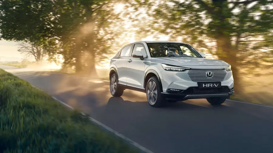 O HR-V vai mudar de cara em 2025, com novos para-choques e lanternas reformuladas. A ideia é não ficar para trás na corrida acirrada dos SUVs compactos.