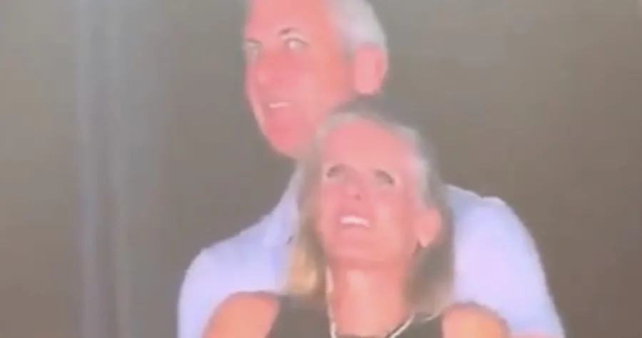 Durante um show do Coldplay em Boston, o CEO Andy Byron foi flagrado com a diretora de RH da empresa em clima íntimo, ao vivo, em um telão gigante do estádio.