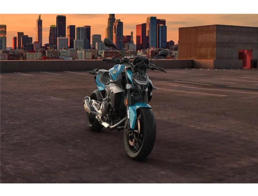 BMW F 900 R chega ao Brasil com tecnologia de ponta e estreia em Brasília