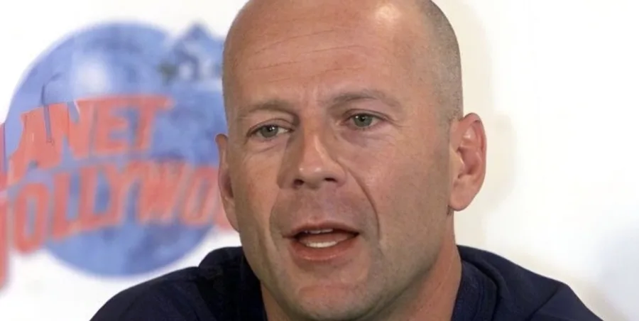 Bruce Willis não anda, não fala e não lê mais: demência apaga o herói de ação do cinema