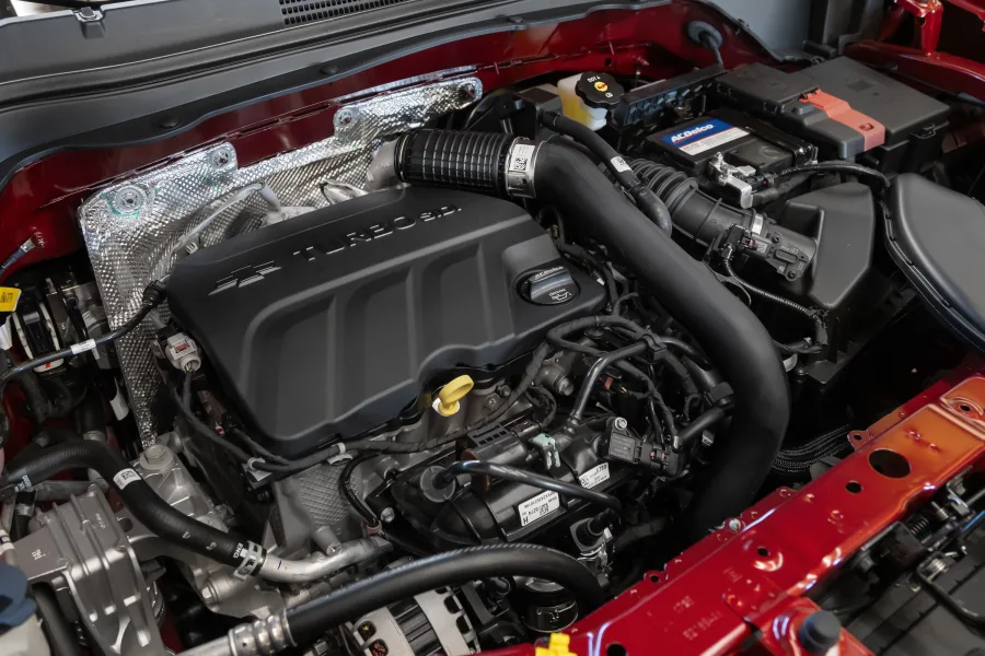 O motor 1.2 turbo de três cilindros segue com injeção direta e até 141 cv. O consumo melhora: até 13,7 km/l com gasolina e 9,7 km/l com etanol.