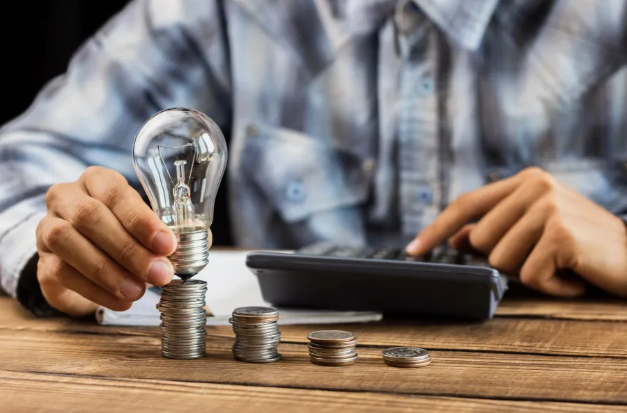 Conta de luz terá cobrança extra em agosto com bandeira vermelha nível 2, diz Aneel