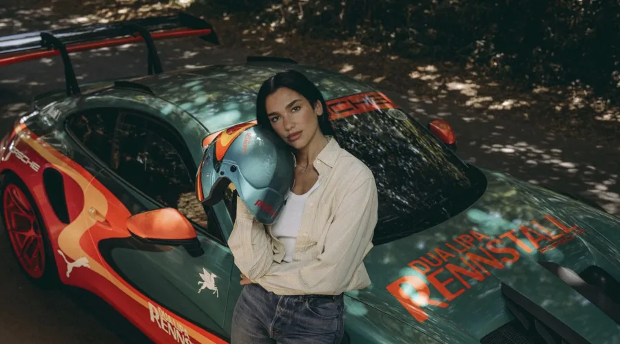 Dua Lipa leiloa Porsche exclusivo e destina arrecadação a jovens do Kosovo