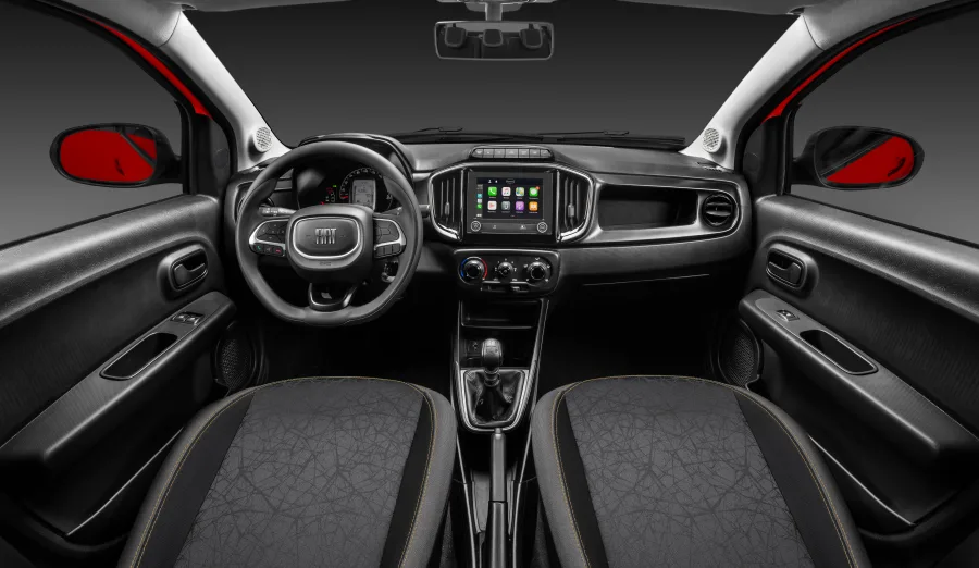 Interior do Fiat Mobi 2026 é completamente renovado, com painel redesenhado, volante inédito e melhor distribuição de porta-objetos.
