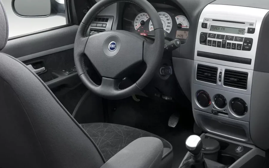 O espaço interno é adequado para até 5 pessoas, mas o conforto depende do tipo de banco e da suspensão. O porta-malas oferece 290 litros, ideal para viagens curtas e compras do dia a dia.