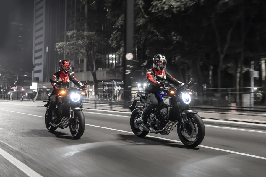 A Honda apresenta no Brasil a nova CB 650R 2026, equipada com o inovador sistema E-Clutch, que elimina o uso da embreagem nas trocas de marcha.