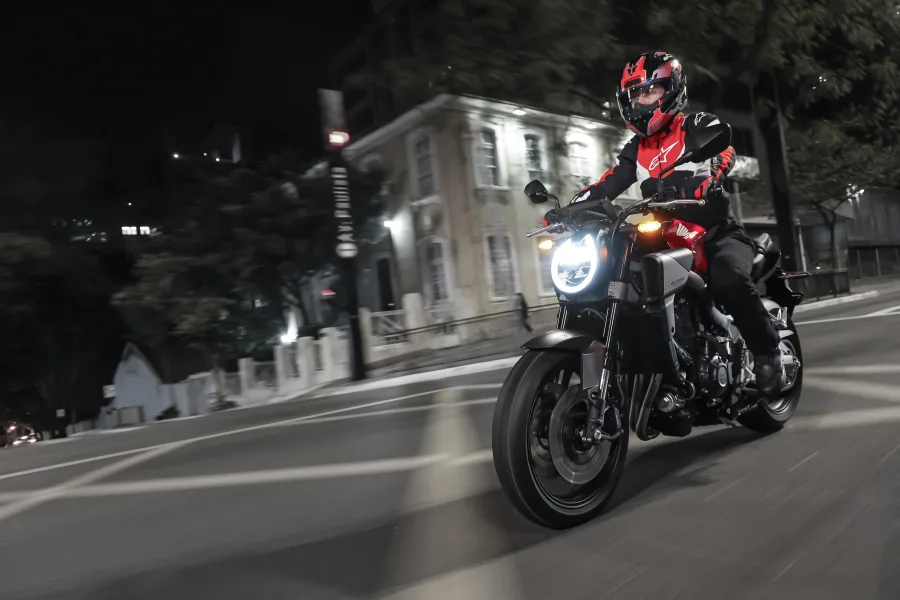 Com preço de R$ 58.270 e garantia de 3 anos, a CB 650R chega em agosto prometendo revolucionar a pilotagem urbana e esportiva no Brasil. 