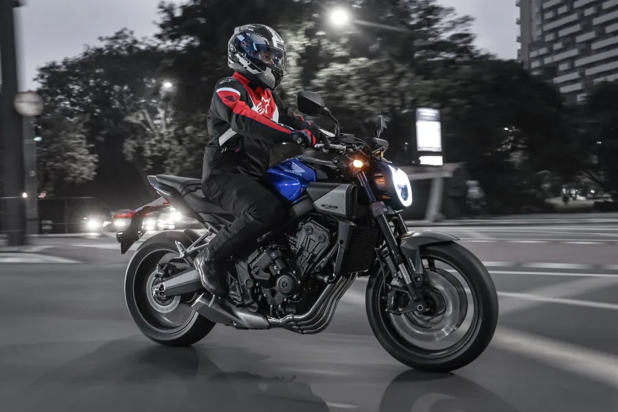 O motor DOHC de 4 cilindros gera 86,7 cv e tem torque linear. A arquitetura inclinada favorece o desempenho e o ronco do escape quatro-em-um.