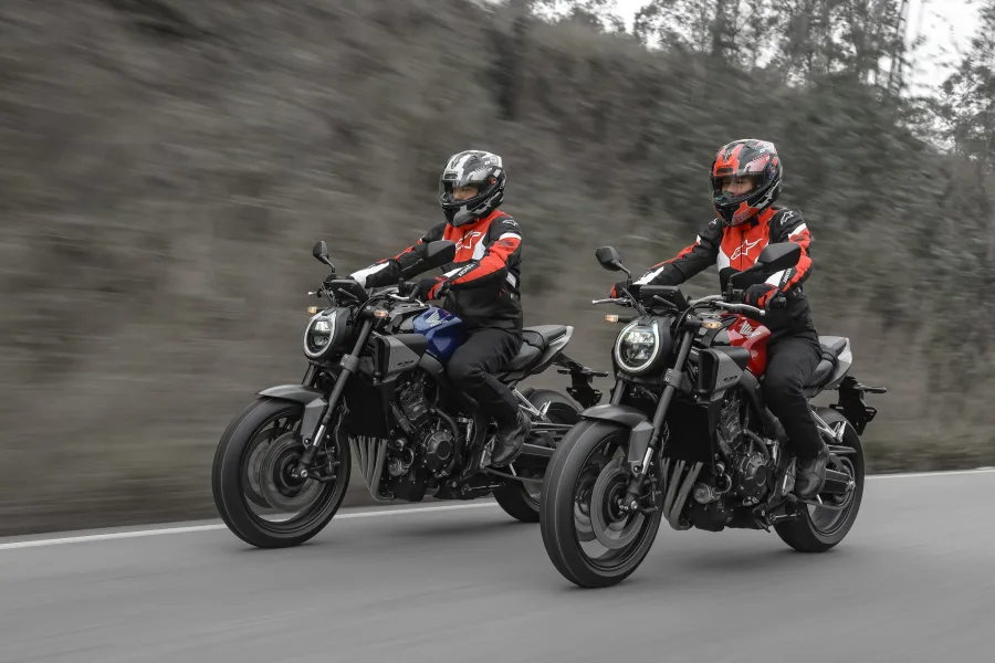 O design Neo Sports Café foi modernizado com novos faróis full-LED, rabeta elevada e tanque esculpido, destacando o visual esportivo e retrô.